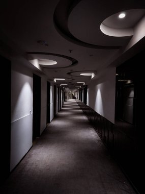Gri tonda modern bir bina koridoru güzel bir tasarıma sahip.