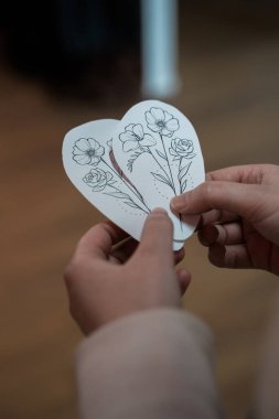 İki kağıda bir çiçek çizimi.