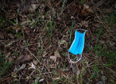 Yerdeki mavi maskeye yakın çekim. Almanya.