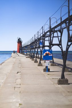 Michigan 'daki South Haven Deniz Feneri' ne giden köprünün dikey görüntüsü.