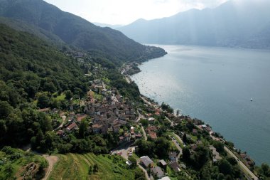 İsviçre, Ticino 'daki Lago Maggiore Gölü ve Locarno Dağları üzerindeki Sant Abbondio' nun kuş bakışı görüntüsü