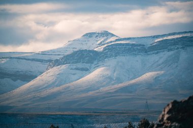 Güney Afrika, Matroosberg 'de gri bir gökyüzüne karşı karla kaplı güzel bir manzara.