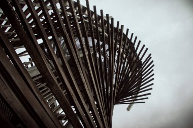 Bulgaristan 'ın Blagoevgrad kentindeki Razlog kentinde bir gözlem kulesinin düşük açılı ahşap spiral yapısı
