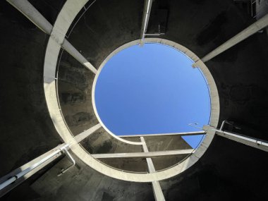 Bernoulli sarmal merdiveninin dikey alçak açılı görüntüsü.