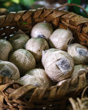 Bir markette bir sepet ipliğin dikey yakın çekimi.