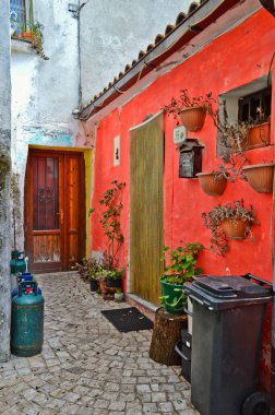 İtalya, Caserta 'da bir köy olan Ailano' da kırmızı duvarlı ön kapının dikey görüntüsü.