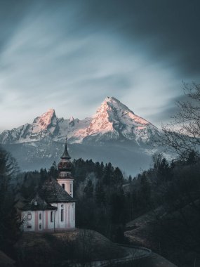 Regnitz Nehri 'ndeki Eski Belediye Binası' nın tarihi simgesi, Bavyera 'daki Bamberg Katedrali, Almanya