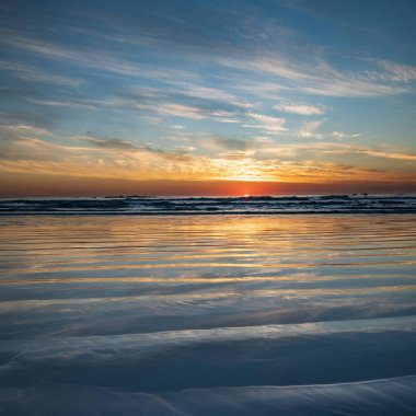 Manzaralı günbatımında büyüleyici bir deniz manzarası.