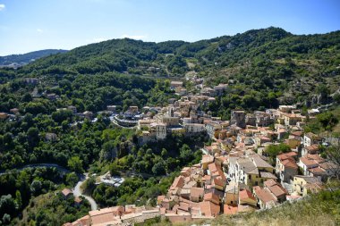 İtalya 'nın Basilicata bölgesindeki eski Castelluccio köyünün yeşil manzarasının panoramik bir görüntüsü.