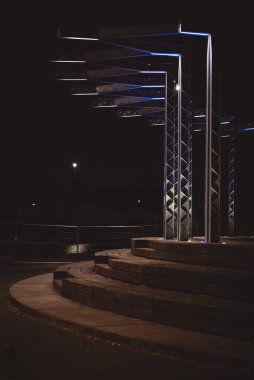 Modern binanın gece giriş tasarımının dikey görüntüsü.