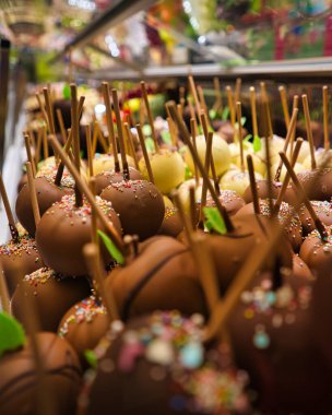 Bir dükkanda satılan çikolatayla kaplı lezzetli elma şekerleri.