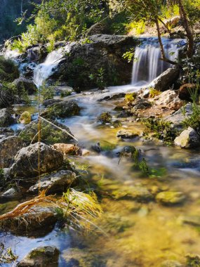 Küçük bir ipek efektin dikey çekimi dağlarda su köpürüyor.