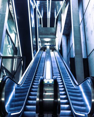 Cenevre 'deki Gare de Champel tren istasyonunda yürüyen merdivenin dikey görüntüsü.
