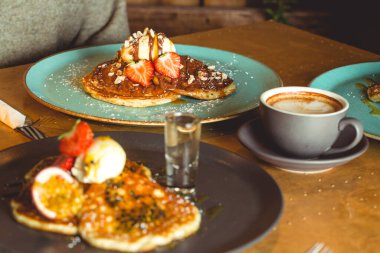 Dondurmalı ve çilekli bir krep.