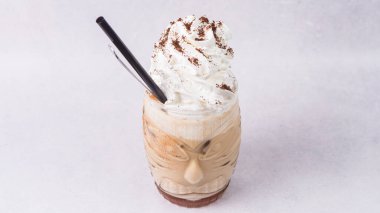 Pamuk şeker ve vanilyalı dondurmalı buzlu kahve.