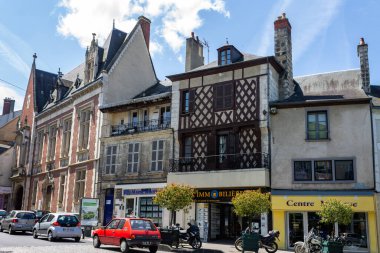 Bourges, Fransa 'daki caddelerin ve tarihi binaların açık hava görüntüsü