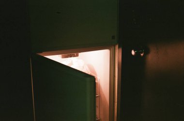 Buzdolabının açık kapısı Parlak ışıkla