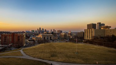 Kansas City, Missouri, ABD. Kansas şehrinin şafak vakti panoramik görüntüsü..