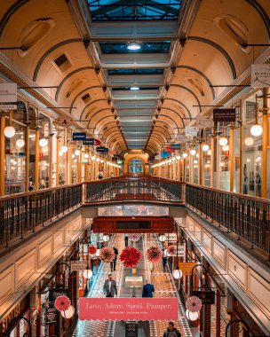 Adelaide atari salonunun iç kısmının geceleri dikey görüntüsü.