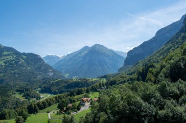 Vadiyi çevreleyen yemyeşil ormanları ve yüksek dağları