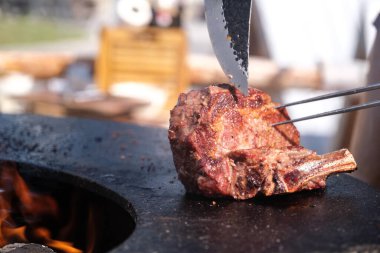 Ateşin yanında barbekü hazırlama işlemi.