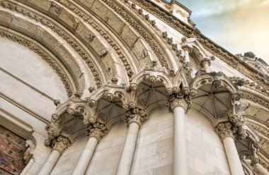 Cuenca, İspanya 'nın gotik katedralinin dış cephesinin mimari detayları.
