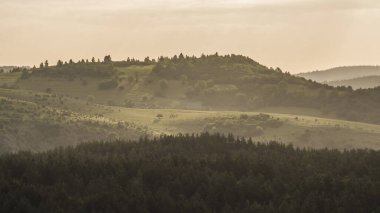 Gün ışığında güzel bir dağ manzarası