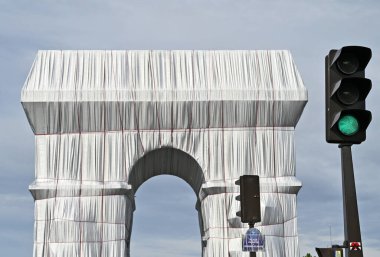 Paris 'teki Zafer Takı ölümden sonra ortaya çıkacak bir proje olarak gümüş mavisi kumaş ve kırmızı ipe sarılı.