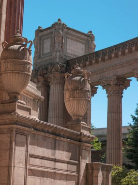 Gündüz vakti açık mavi gökyüzü olan tarihi bir tapınağın bazı detaylarının güzel bir görüntüsü.