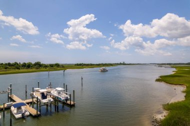 Wrightsville Sahili, Kuzey Carolina, Amerika Birleşik Devletleri limanında demirlemiş teknelerin hava görüntüsü.