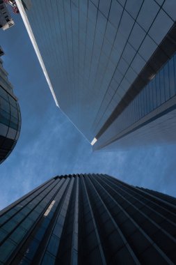 Karanlık bulutlu iki gökdelenin alçak açılı görüntüsü.