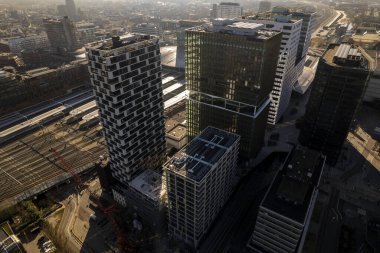 Sabahın erken saatlerinde Utrecht 'in merkez tren istasyonundaki yüksek katlı emlak binalarının havadan görünüşü.