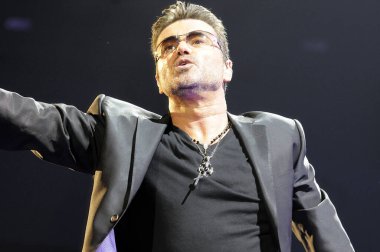 San Diego 'da canlı performans sergileyen şarkıcı George Michael