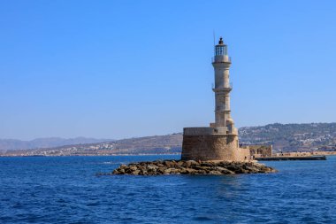 Girit 'teki Chania deniz fenerinin güneşli bir günde manzarası, Yunanistan