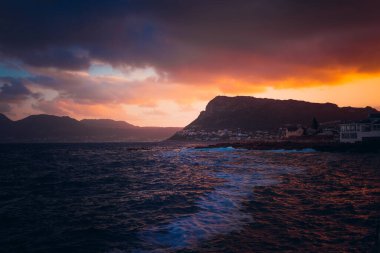 Kalk Körfezi 'ndeki balıkçı köyünde gün batımının güzel bir görüntüsü.