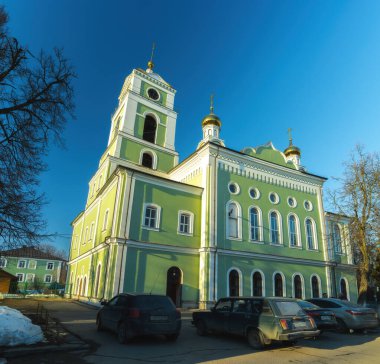Hayat Veren Üçlü Kilisesi 'nin önünde park etmiş arabalarla güzel bir fotoğrafı.