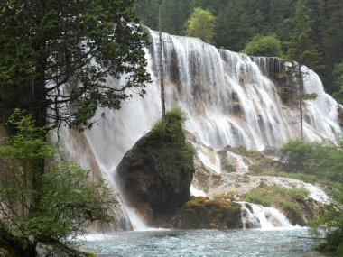 İlkbaharda ormanda bir şelaleye uzun süre maruz kalmak