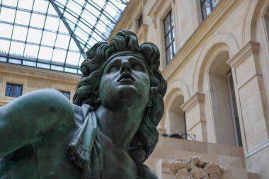 Louvre, Paris, Fransa 'da bir heykelin yakın çekimi.
