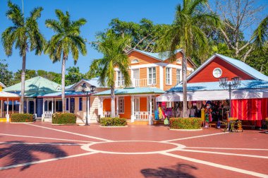 Riviera Maya 'daki Bahia Principe Hacienda Dona İsabel' de renkli binalara yakın çekim.