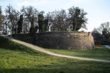 Bologna sokaklarının fotoğrafı doğayı harap ediyor.