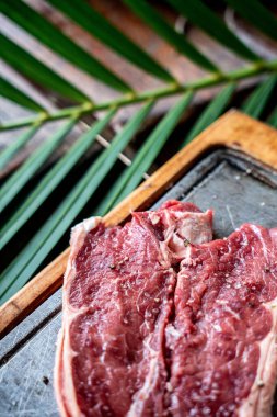 Baharatlı çiğ biftek.