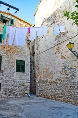 Eski bir Hırvat kasabası olan Trogir 'in ortaçağ mahallesinde küçük bir sokak
