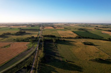 Arjantin, La Pampa 'da ağaçlı ve göllü kırsal alanlarda alacakaranlık manzarası