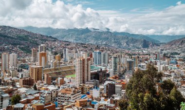 Bolivya 'daki Hernando Siles Olimpiyat Stadyumu ile La Paz şehir merkezinin hava görüntüsü.