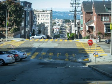 San Francisco, California, ABD 'deki sokakların ve binaların manzaralı bir görüntüsü.