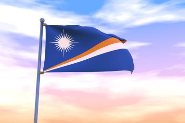 Arkasında bulutlu bir gökyüzü olan bayrak direğinde Marshall Adaları 'nın dalgalanan bayrağı.