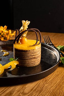 Kirazlı küçük sarı pastanın dikey yakın çekimi..