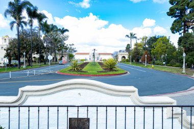 Palmiye ağaçları ve Balboa parkında çimen ve bitkilerle çevrili bir patika.