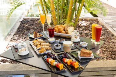 Tatlı bir poz ve masada taze içecekler..