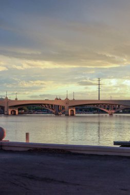 Gün batımında bir köprünün dikey çekimi.